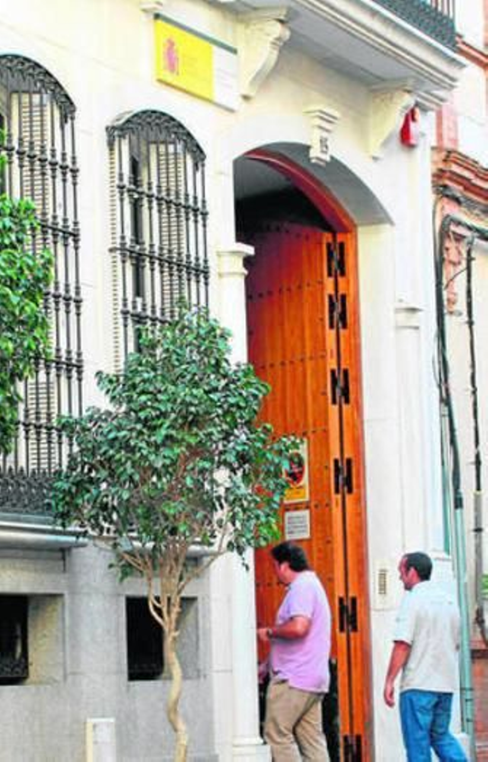 Dos usuarios acceden a la sede de la Inspección en Huelva.