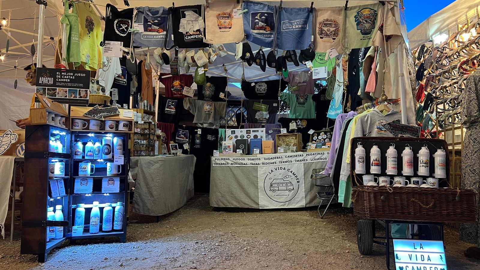 Productos de 'La vida camper' en una concentración de caravanas.