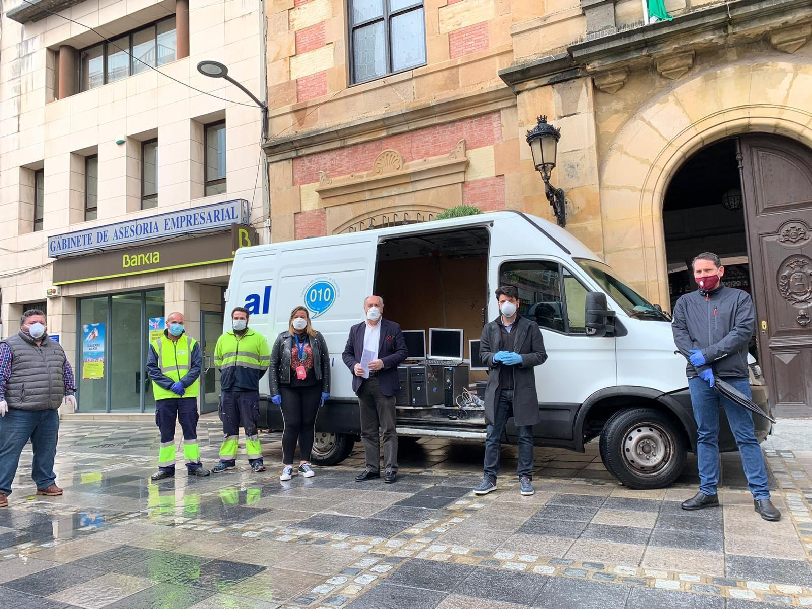 El Ayuntamiento de Algeciras entrega diez ordenadores a alumnos que carecen de material informático