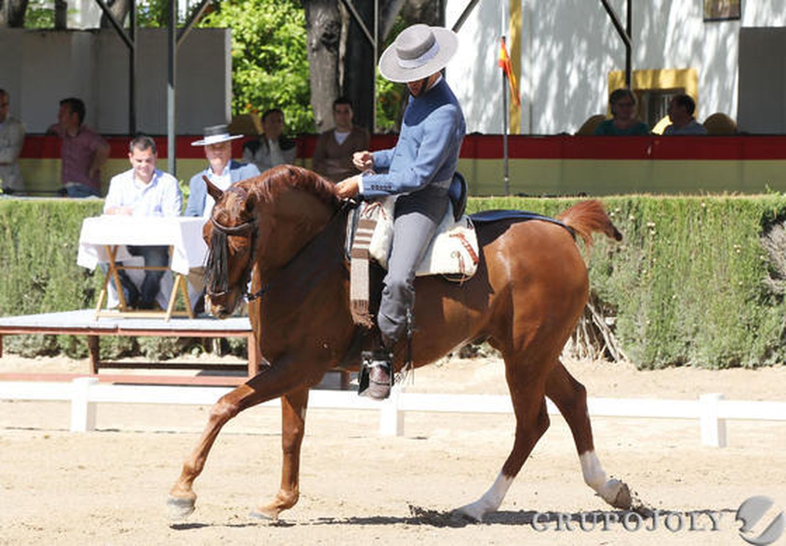 Bonita estampa de uno de los participantes, ayer, en el concurso de doma vaquera.

Foto: Miguel Angel Gonzalez