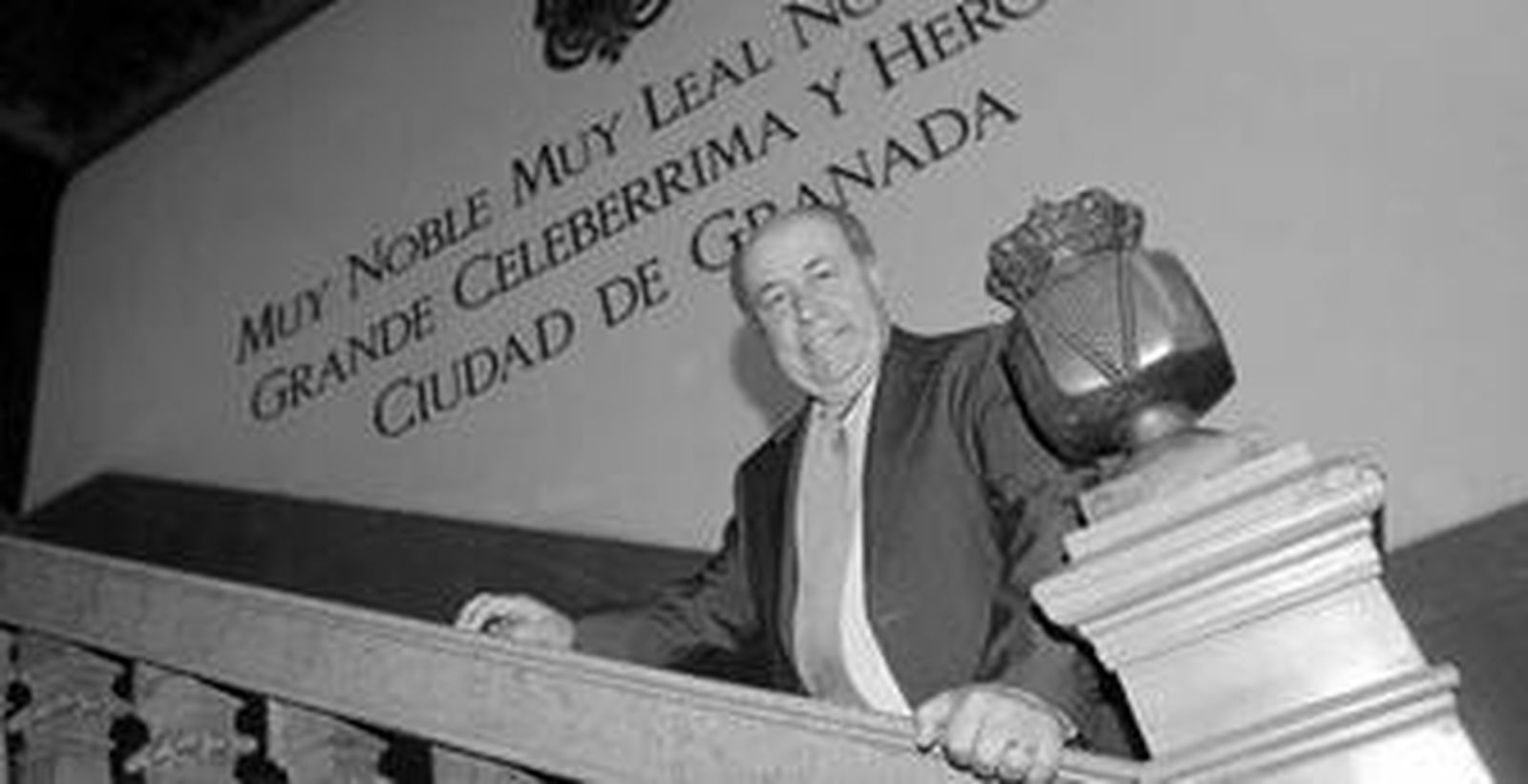 Torres Hurtado, durante la entrevista, en las escaleras del Ayuntamiento.
