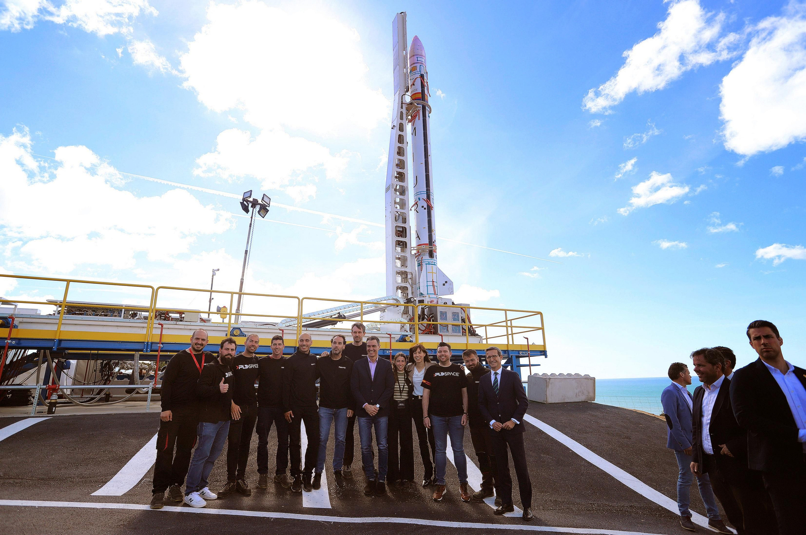 Imágenes de Pedro Sánchez en su visita al cohete Miura en la base espacial en Huelva
