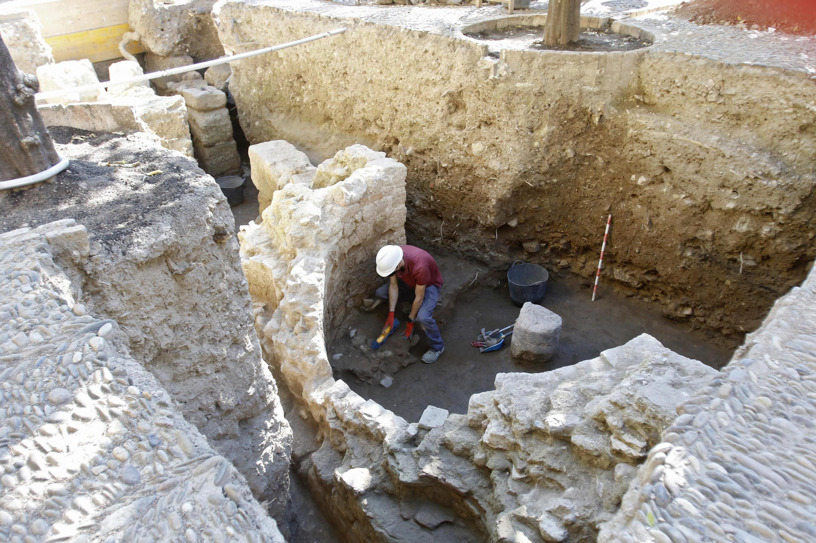 Trabajos de excavación en el Patio de los Naranjos.