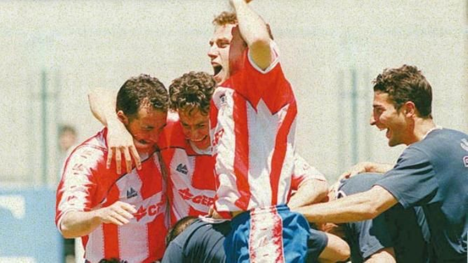 Los jugadores del Algeciras festejan la permanencia tras vencer al Fuenlabrada en 2001.