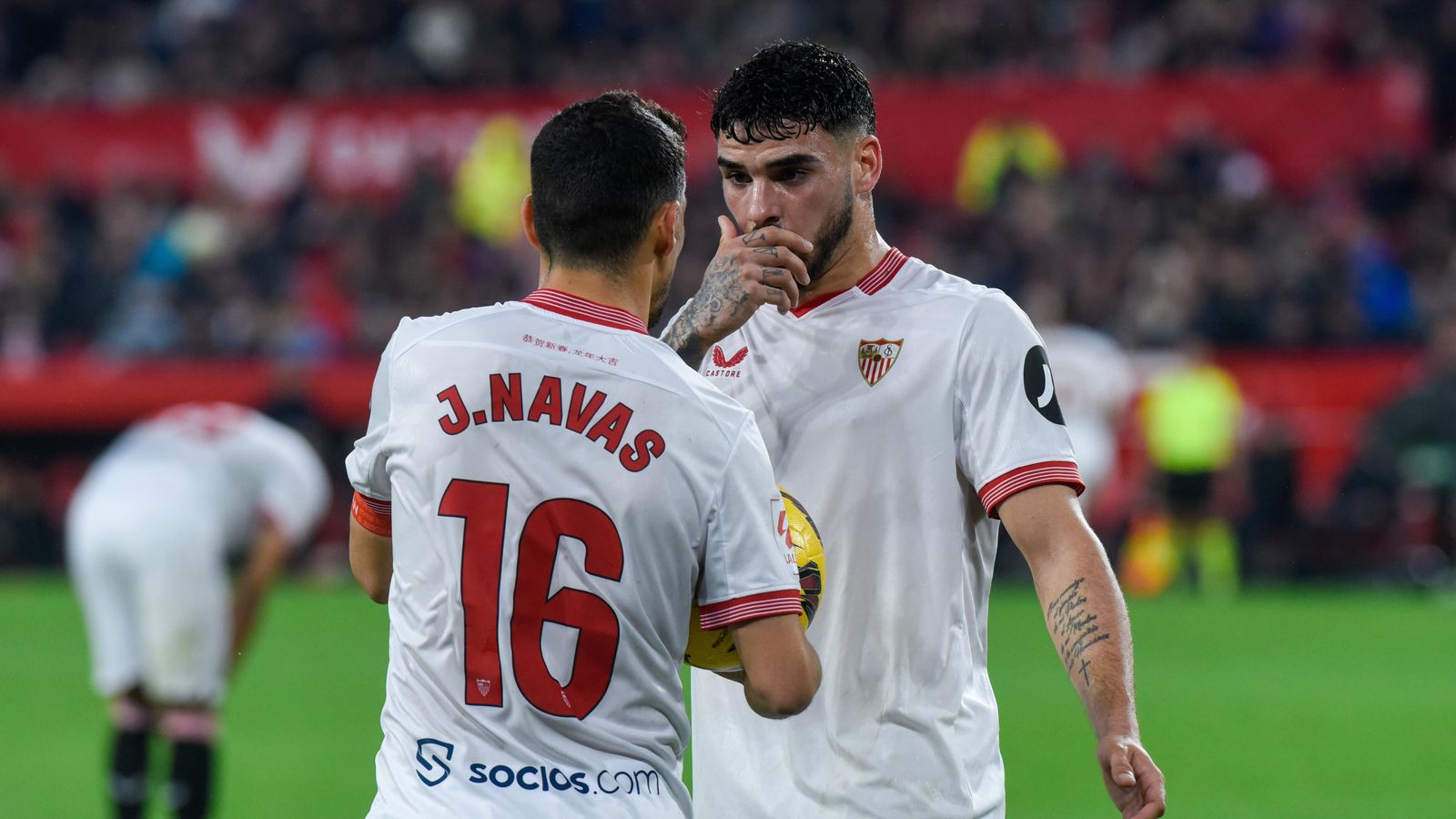Jesús Navas e Isaac, durante el partido contra el Atlético.