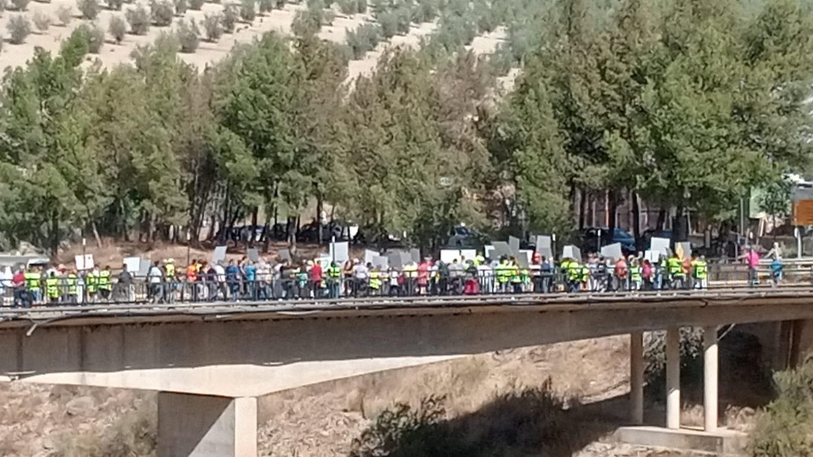 La protesta de Iznájar por el mal estado de las infraestructuras y los servicios públicos, en fotografías