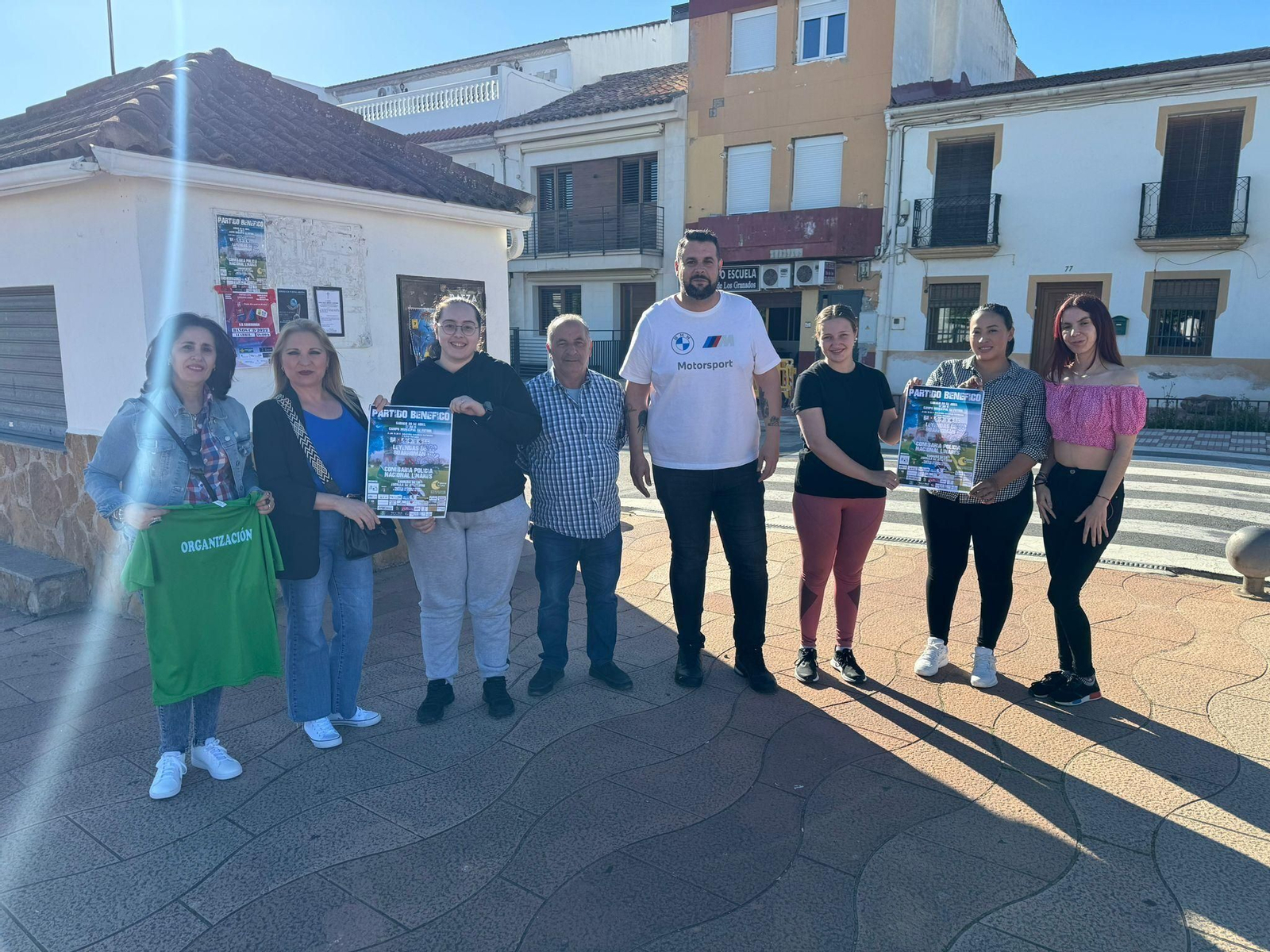 José Ramón Dorado, junto a parte de la organización, con el cartel de la cita solidaria.