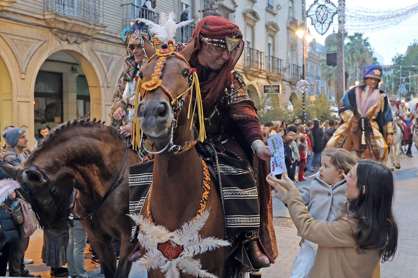 Imágenes del Heraldo Real anunciando la llegada de los Reyes Magos a Huelva