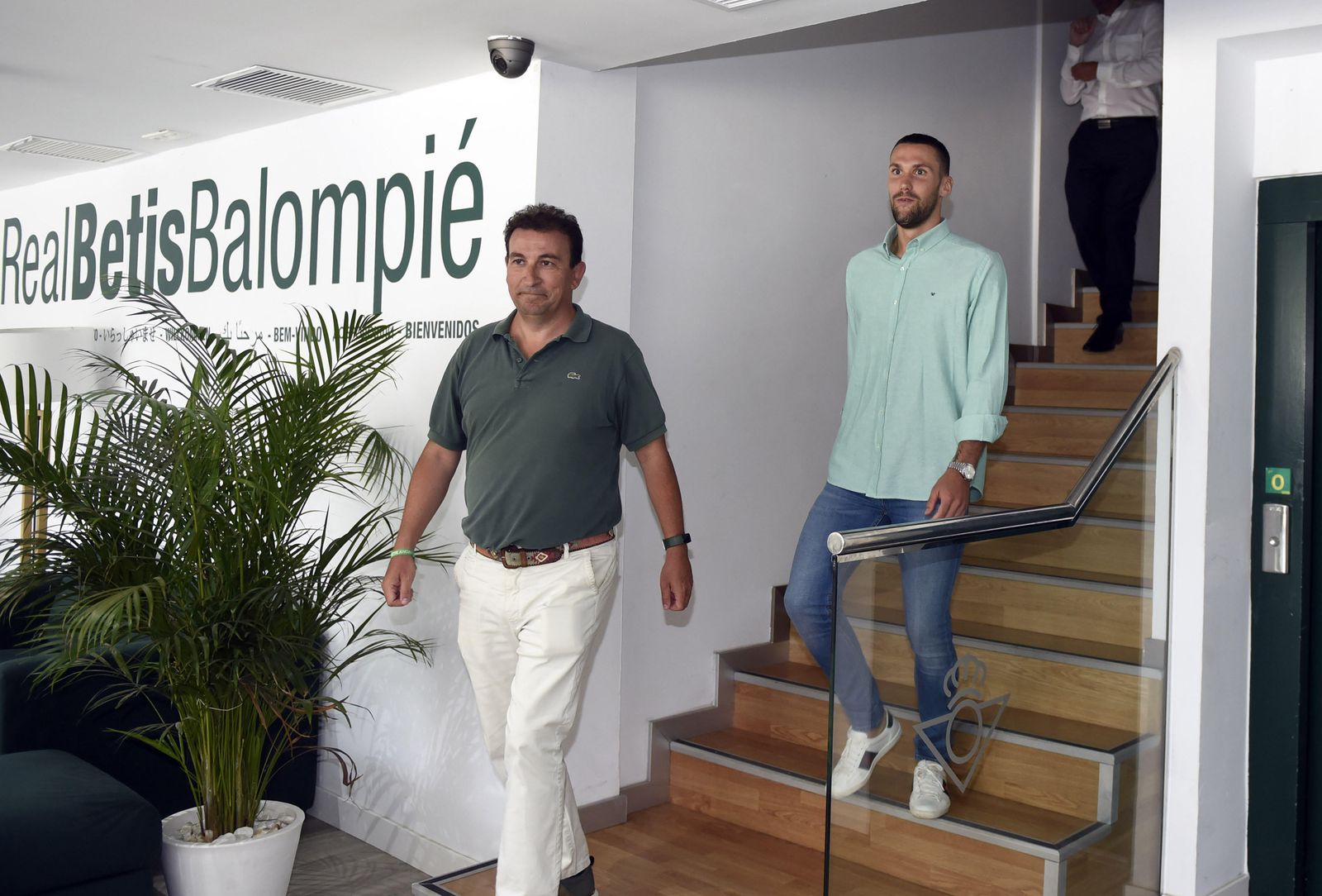 Pedraza, junto a José Miguel López Catalán, en las oficinas del Benito Villamarín.