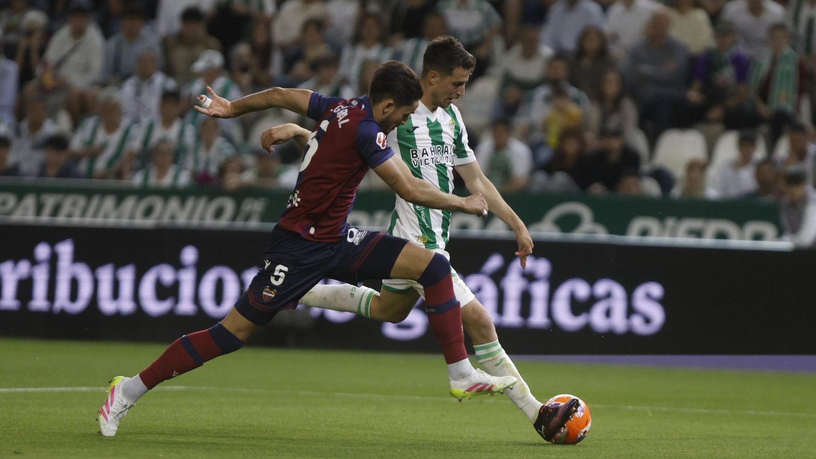 Pedro Ortiz dispara a portería en la acción de su gol en el Córdoba CF - Levante.