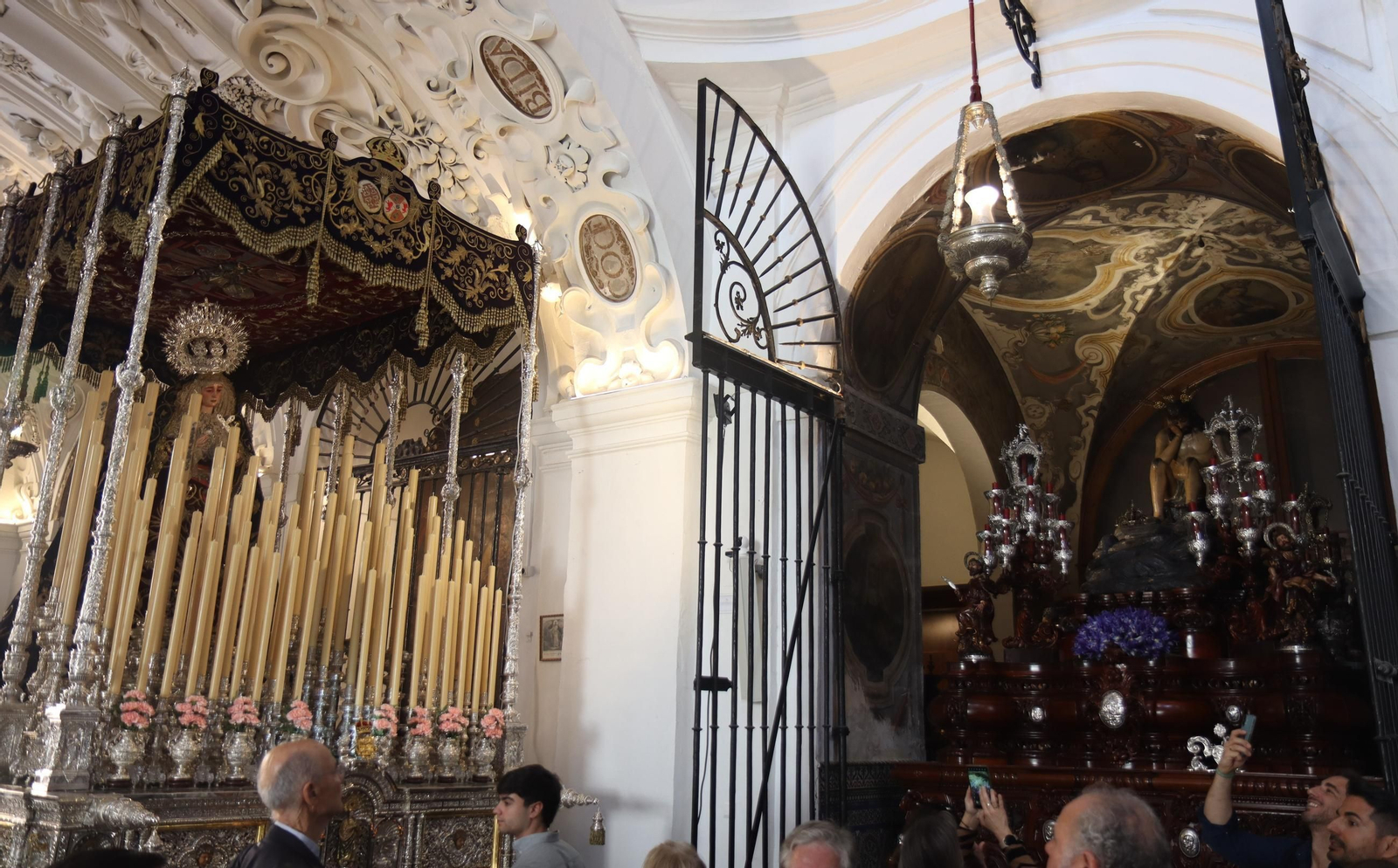 Sevilla acaricia la Semana Santa en un Domingo de Pasión lleno de cultos