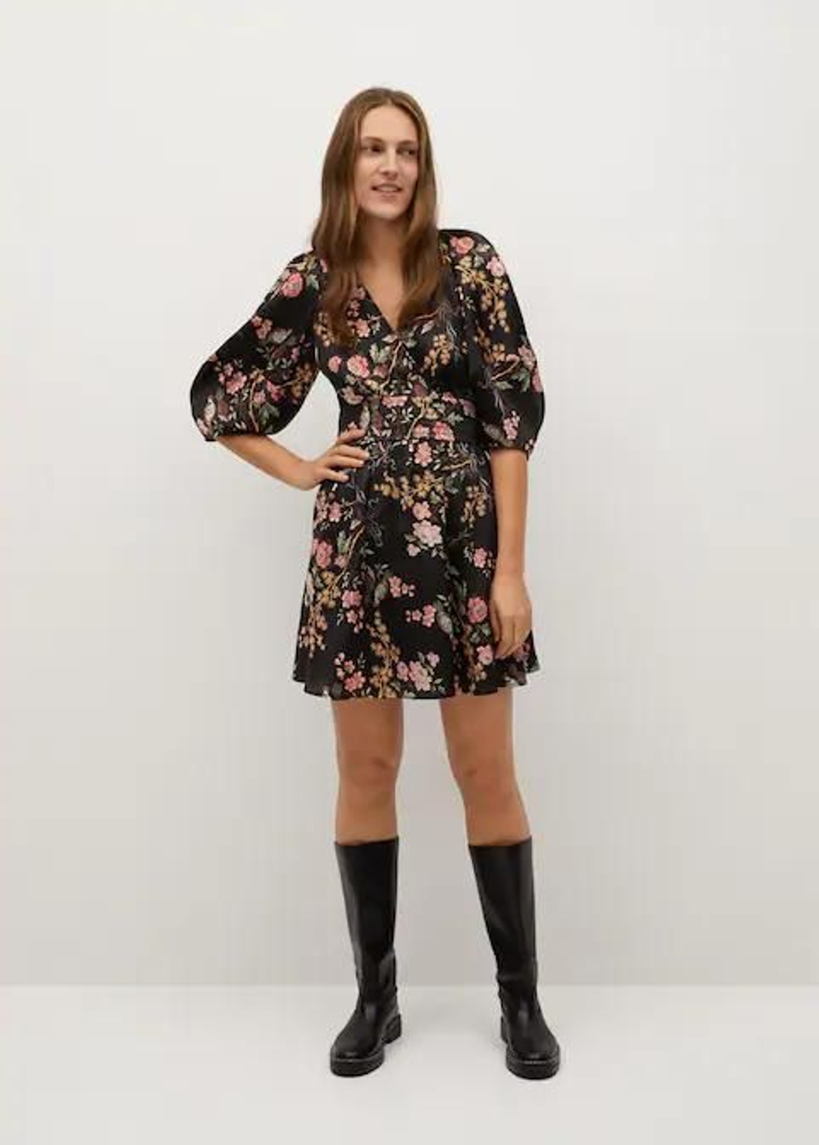 Vestido de flores con aires orientales de Mango.