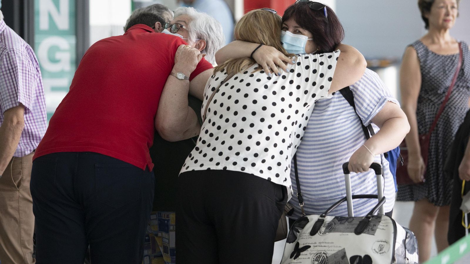Viajeros procedentes de Madrid se abrazan ayer a su llegada a Granada en AVE