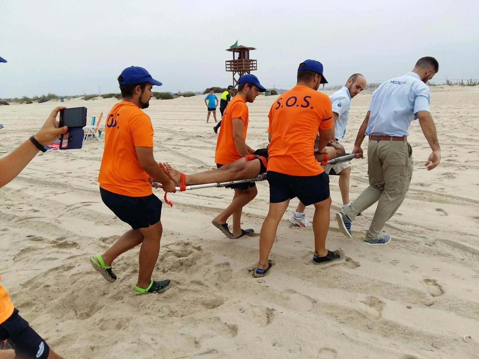 Socorristas de la playa de San Fernando, durante un simulacro, en una imagen de archivo.