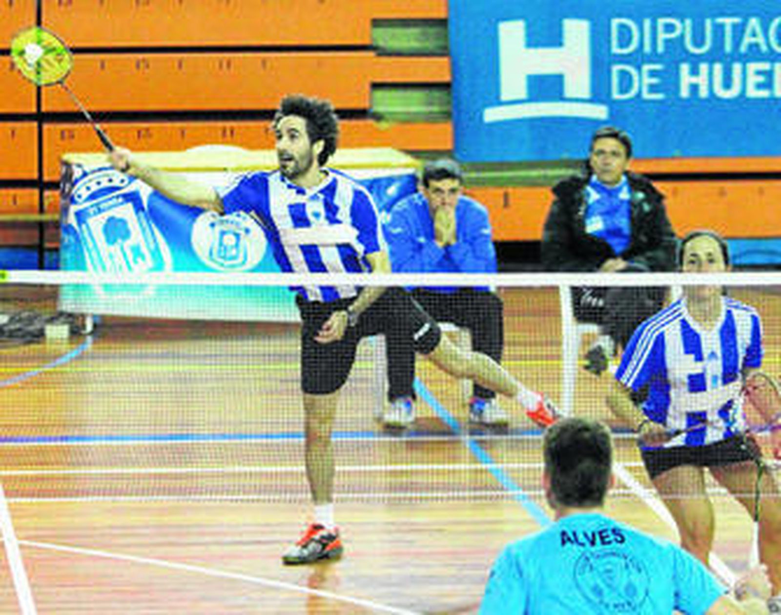 Pablo Abián golpea el volante durante el partido de dobles que disputó junto a Noelia Jiménez ante el As Neves.