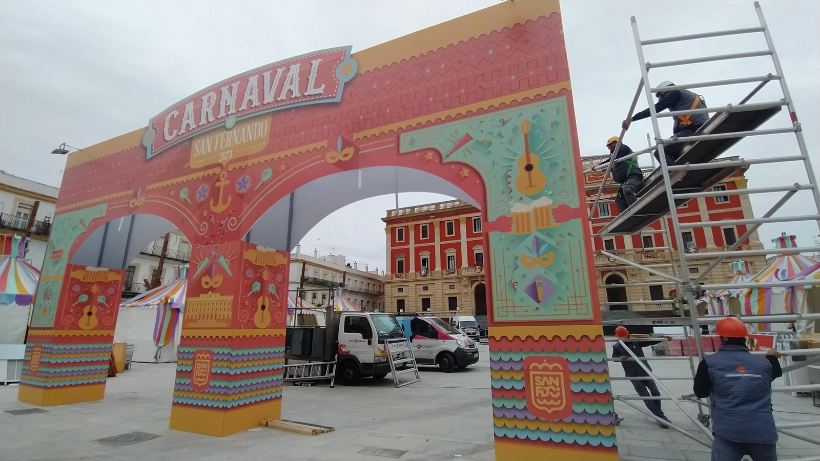 Mucho Levante y últimos preparativos en la Plaza del Carnaval de San Fernando