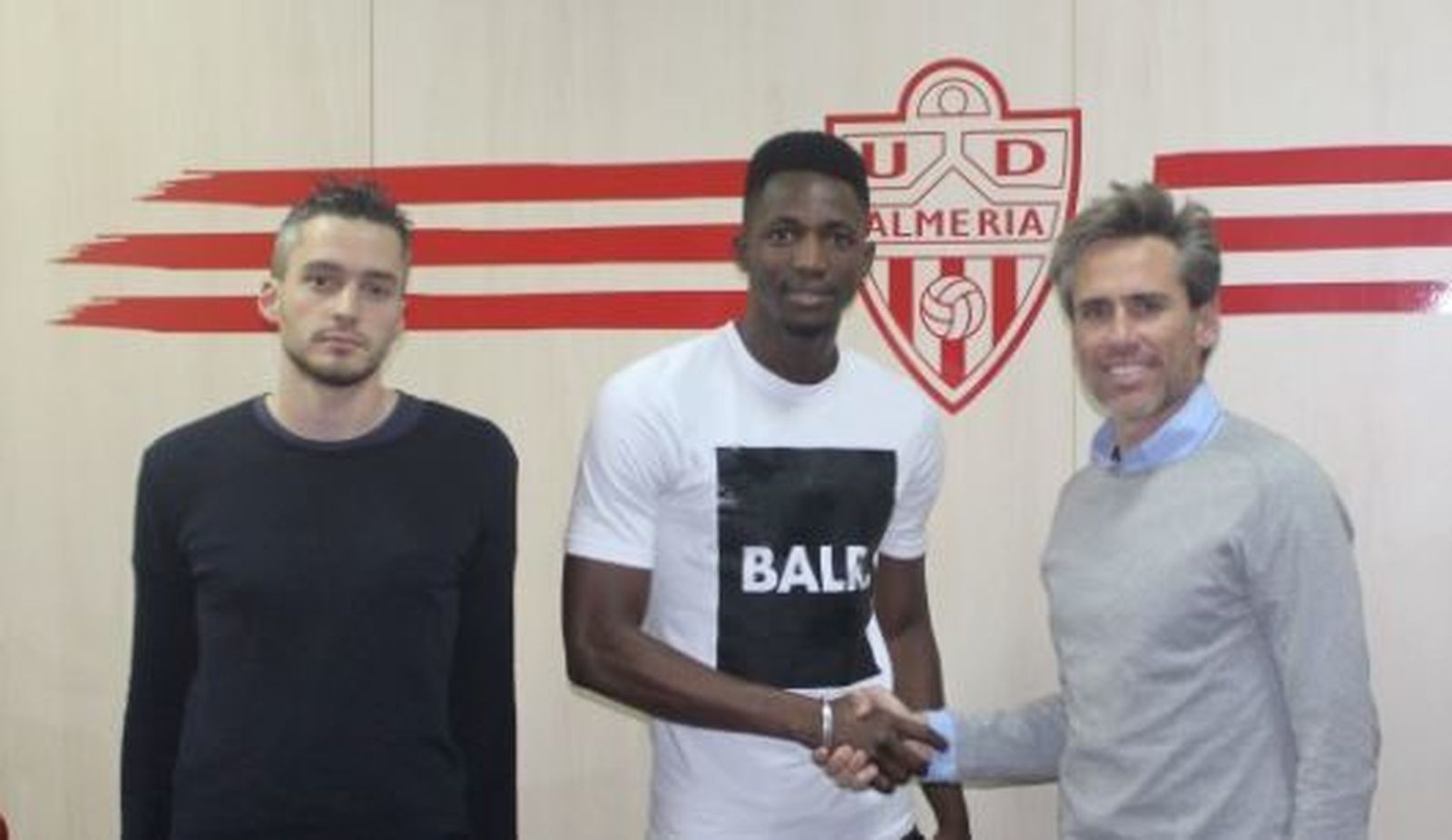 Sulayman estrecha la mano de Corona.