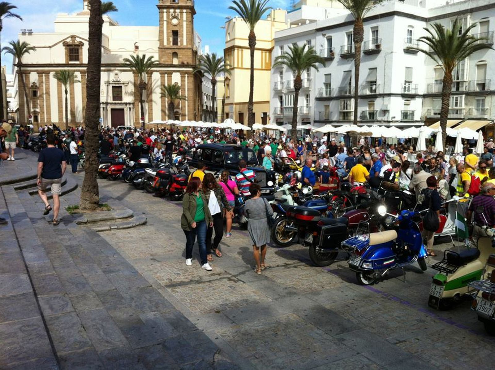 Una de las grandes concentraciones de motos organizadas en la plaza de la Catedral