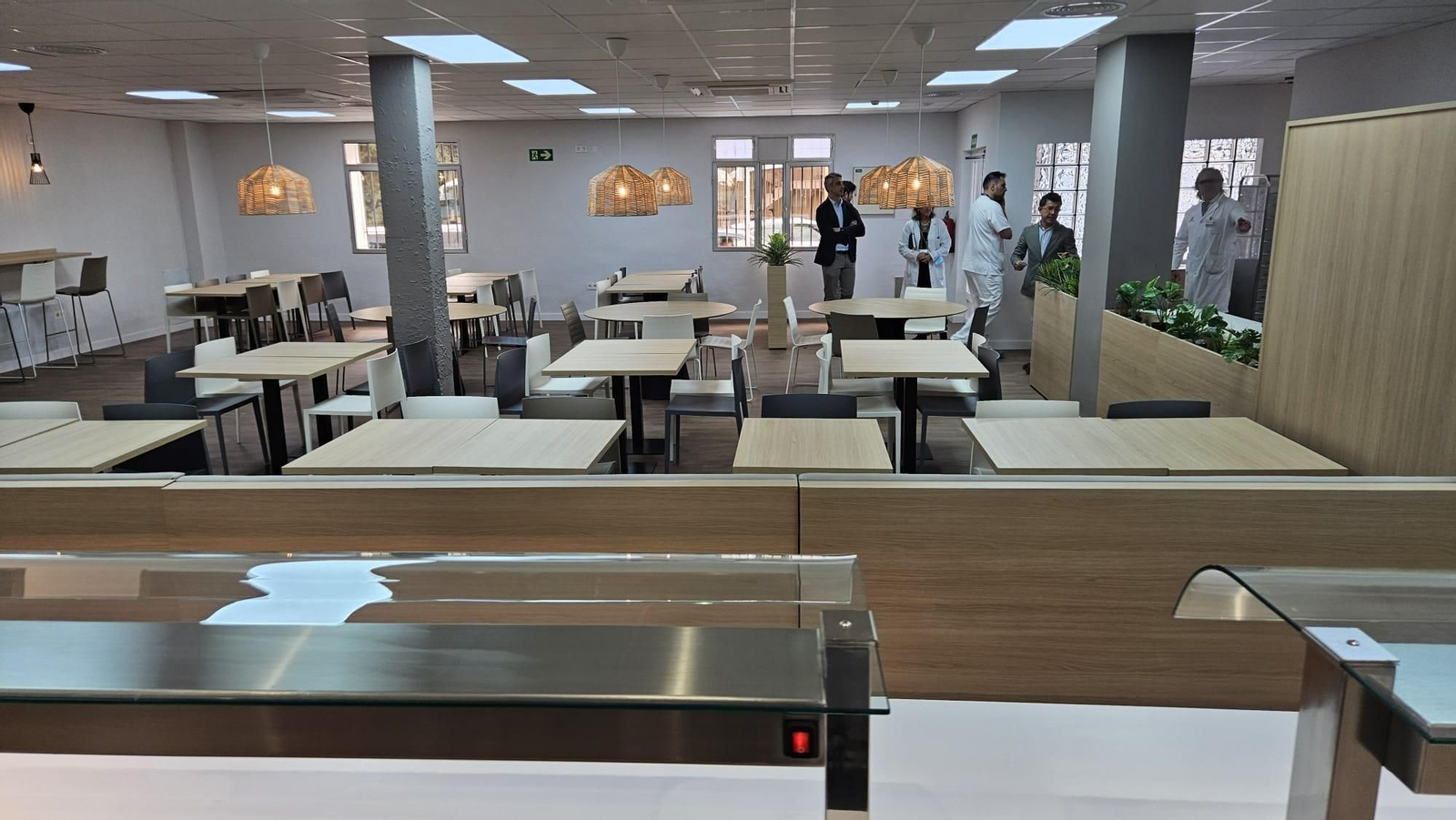 Imágenes de la flamante cafetería del Hospital Torrecárdenas