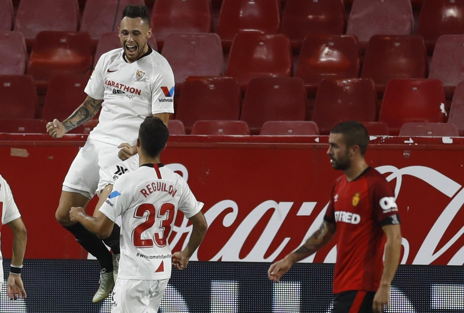 Ocampos celebra junto a Reguilón el 1-0 ante el Mallorca.