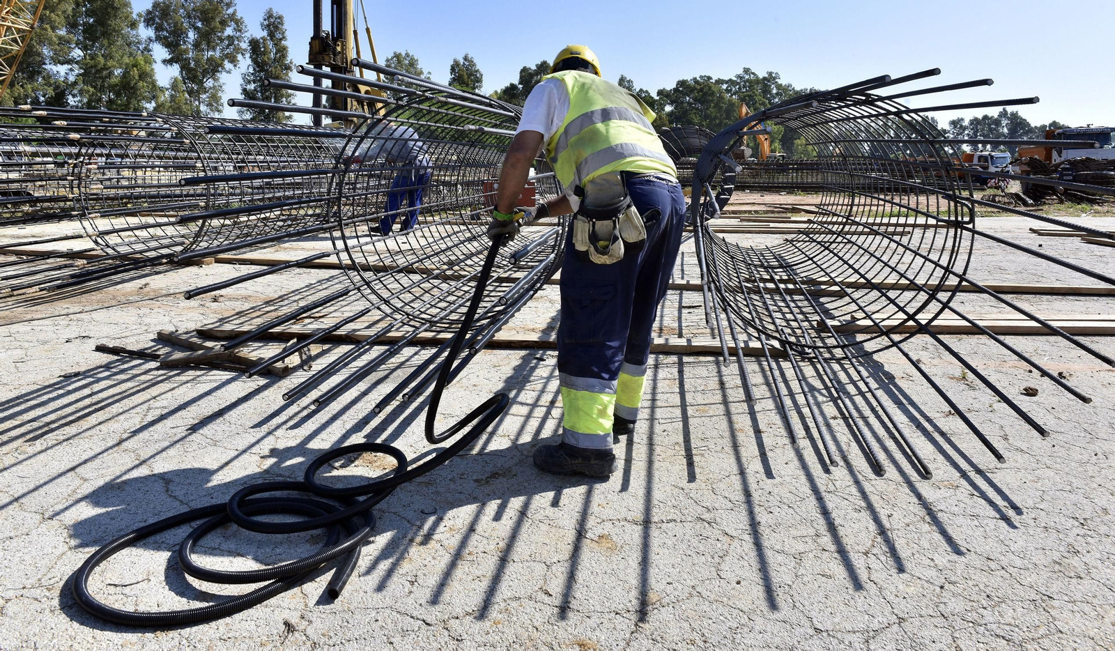 Una imagen de archivo de trabajadores en las obras de la SE-40.