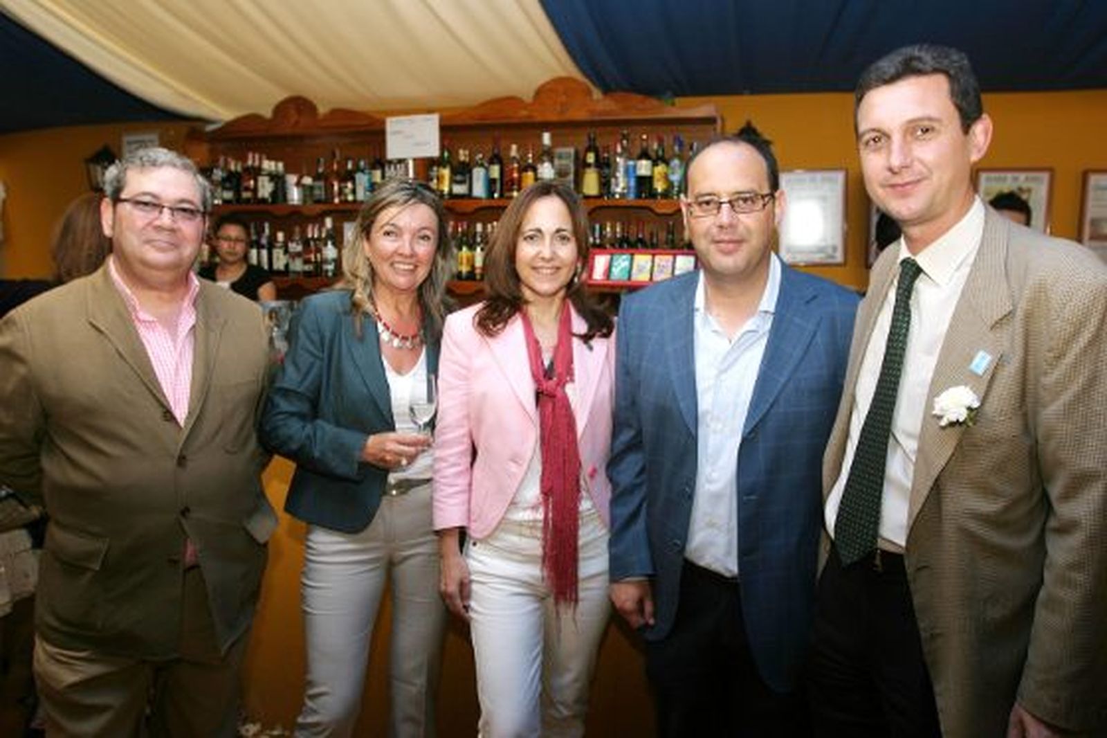 José María Morillo, director de Turismo de El Puerto;María Cózar, parlamentaria socialista;Lola Caballero y Francisco Andrés Gallardo, respectivamente columnista y jefe de Televisión y Sociedad del Grupo Joly, junto a Miguel Berraquero.

Foto: Vanesa Lobo
