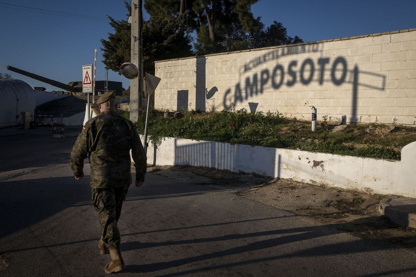 Acceso al acuartelamiento de Camposoto, en una imagen de archivo