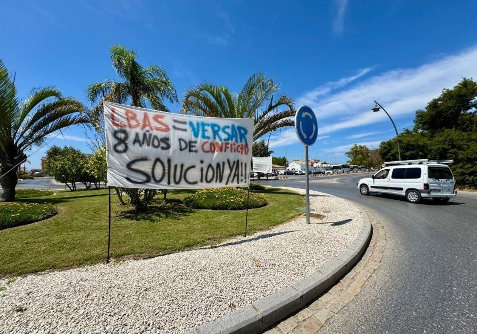 Una pancarta en protesta por el conflicto laboral.