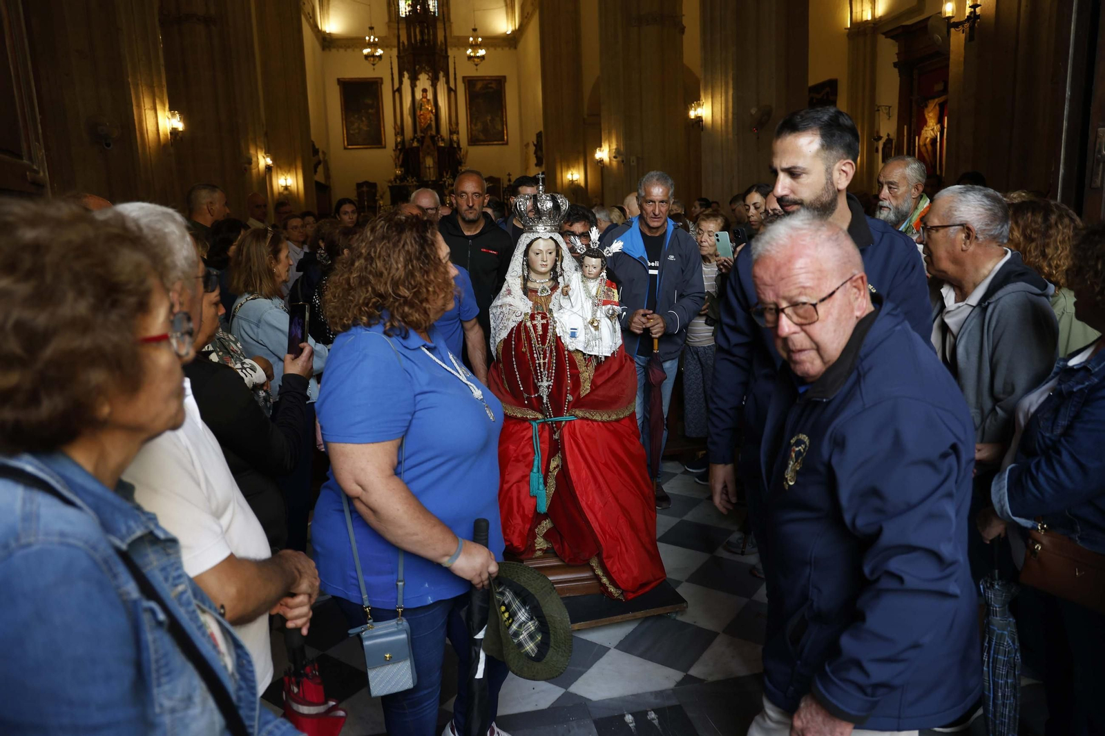 La Virgen de la Luz, patrona de Tarifa, regresa a su santuario entre el fervor y la lluvia