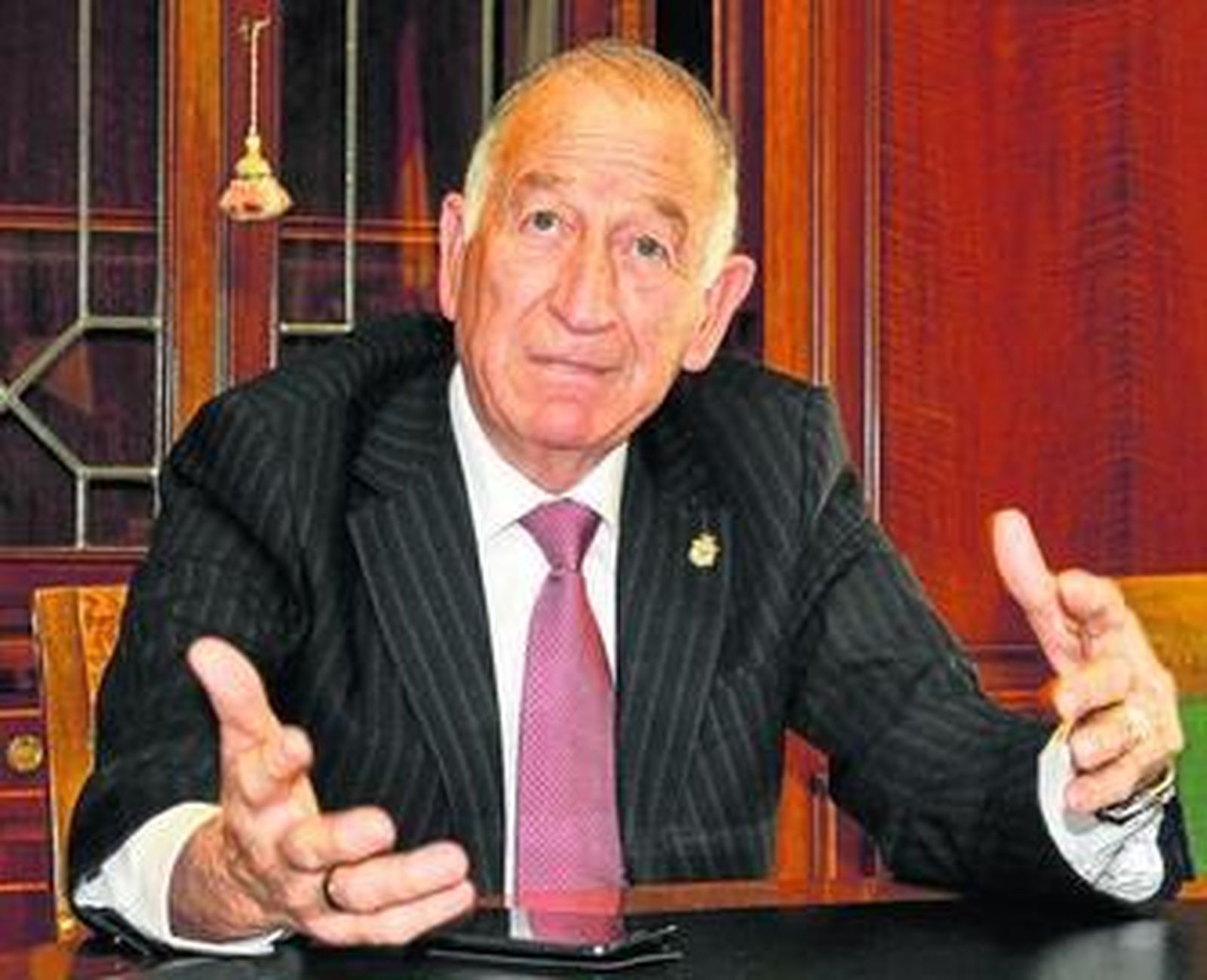 Gabriel Amat en su despacho de la Diputación Provincial durante la entrevista.