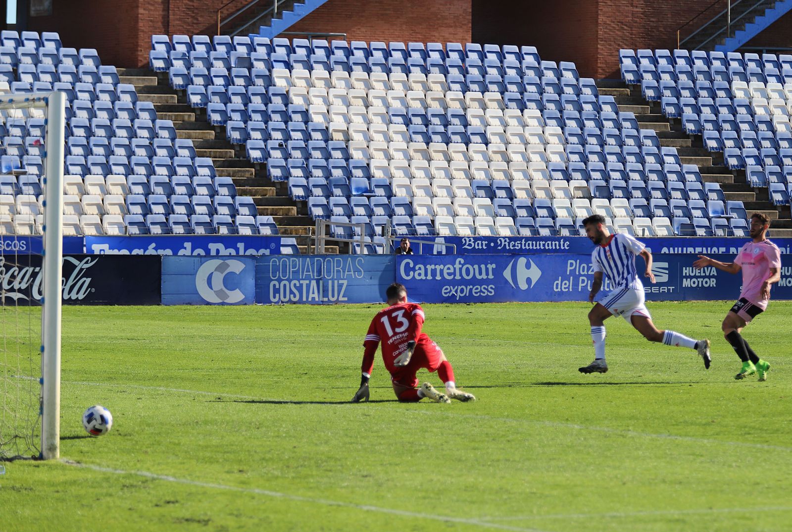 El Nuevo Colombino cuenta con césped natural, pero no es lo habitual en el grupo.