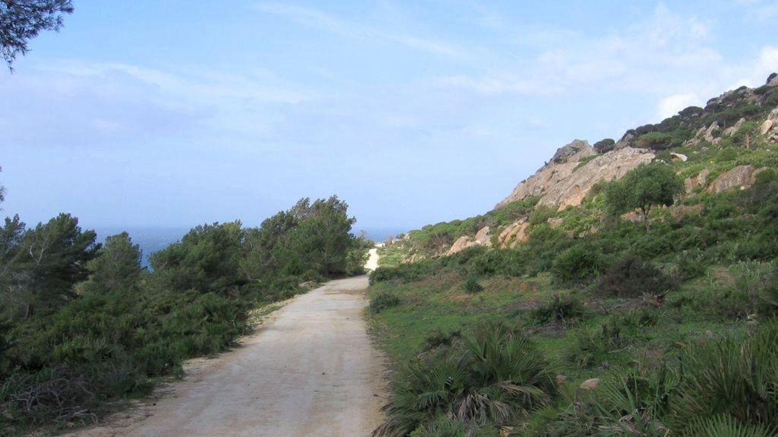 Un tramo del sendero con el Estrecho al fondo