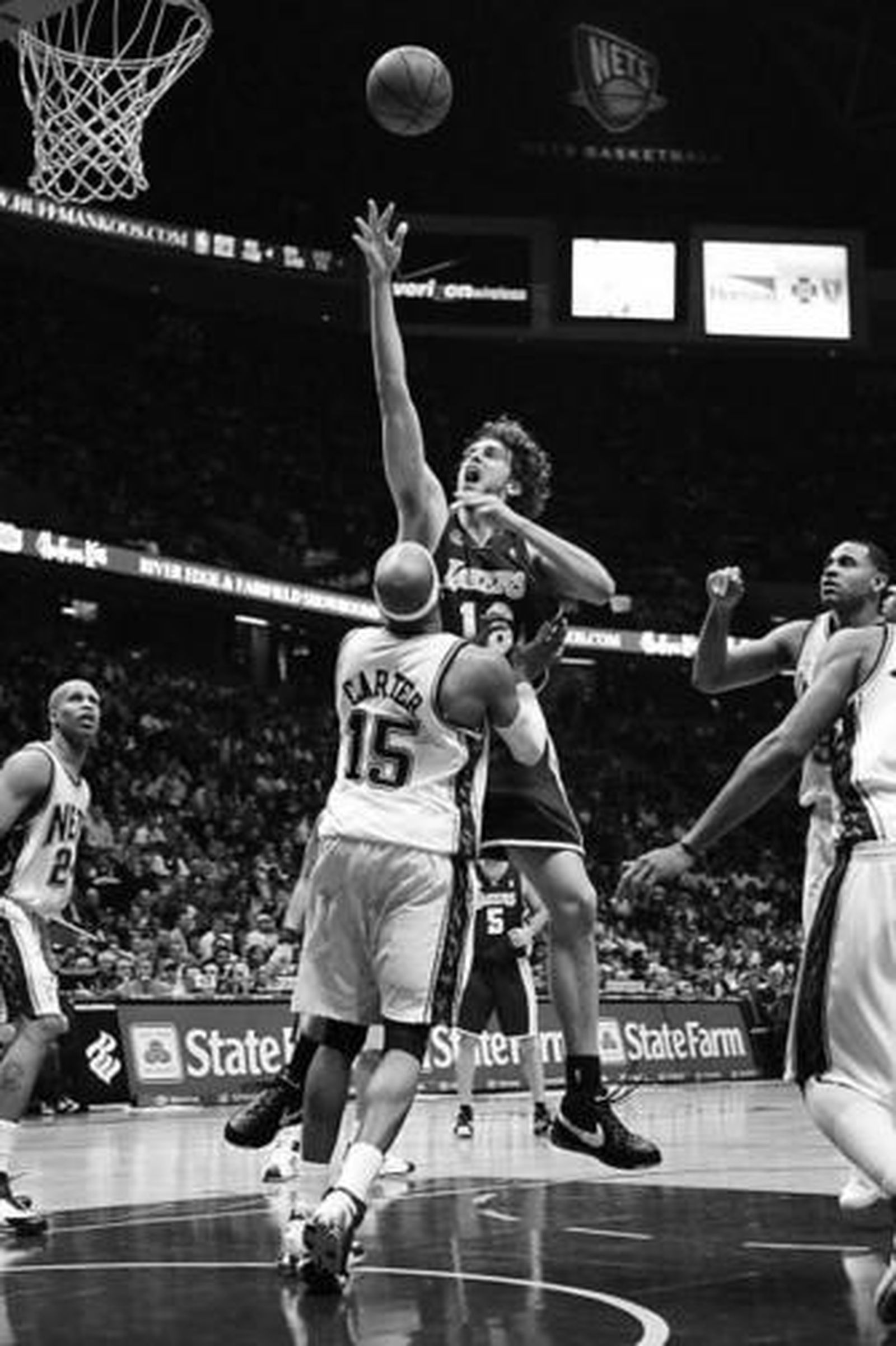 Gasol lanza a canasta ante la oposición de Vince Carter.