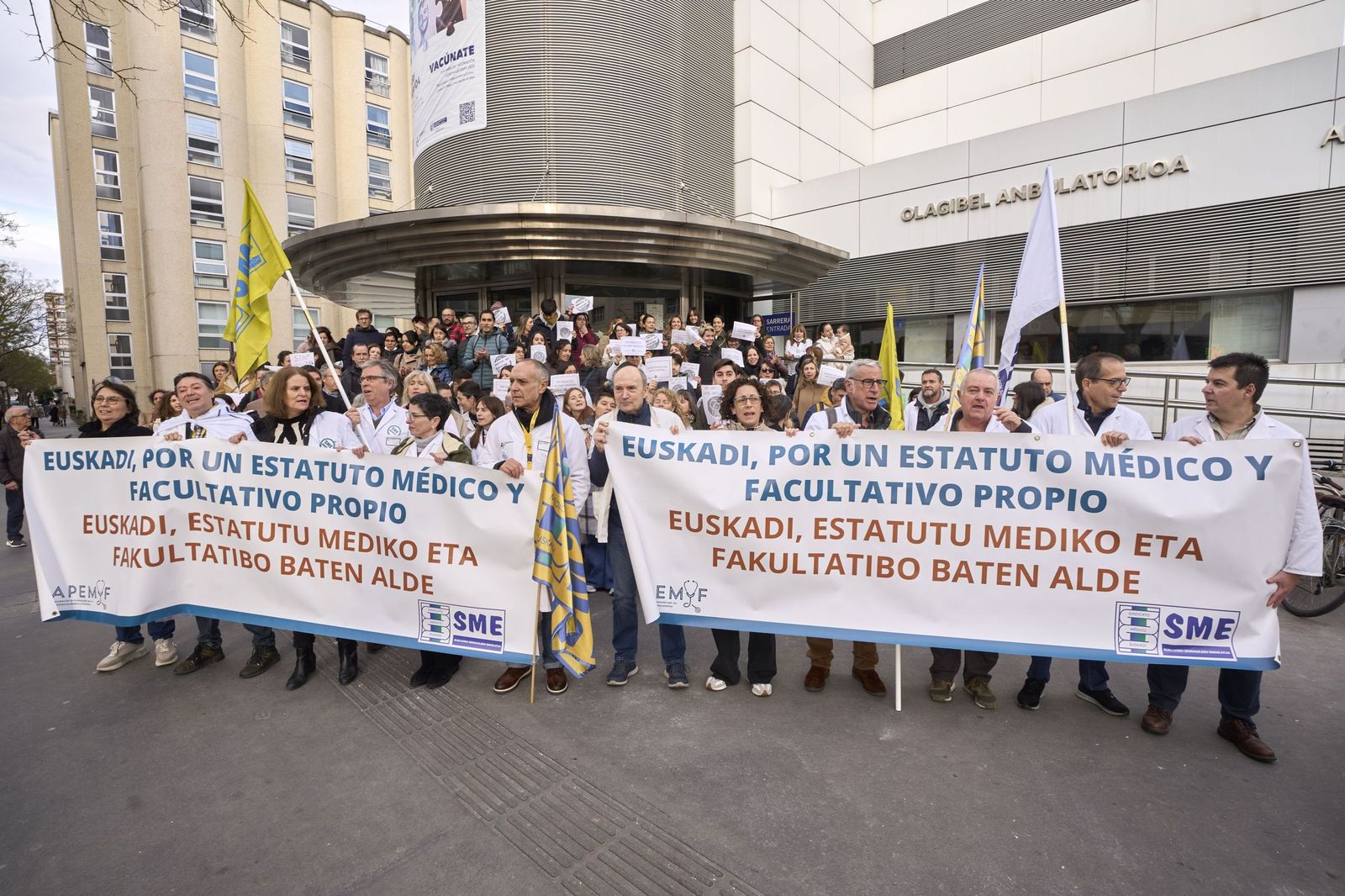 Concentración en Vitoria con motivo de la huelga de facultativos para protestar contra el estatuto marc.