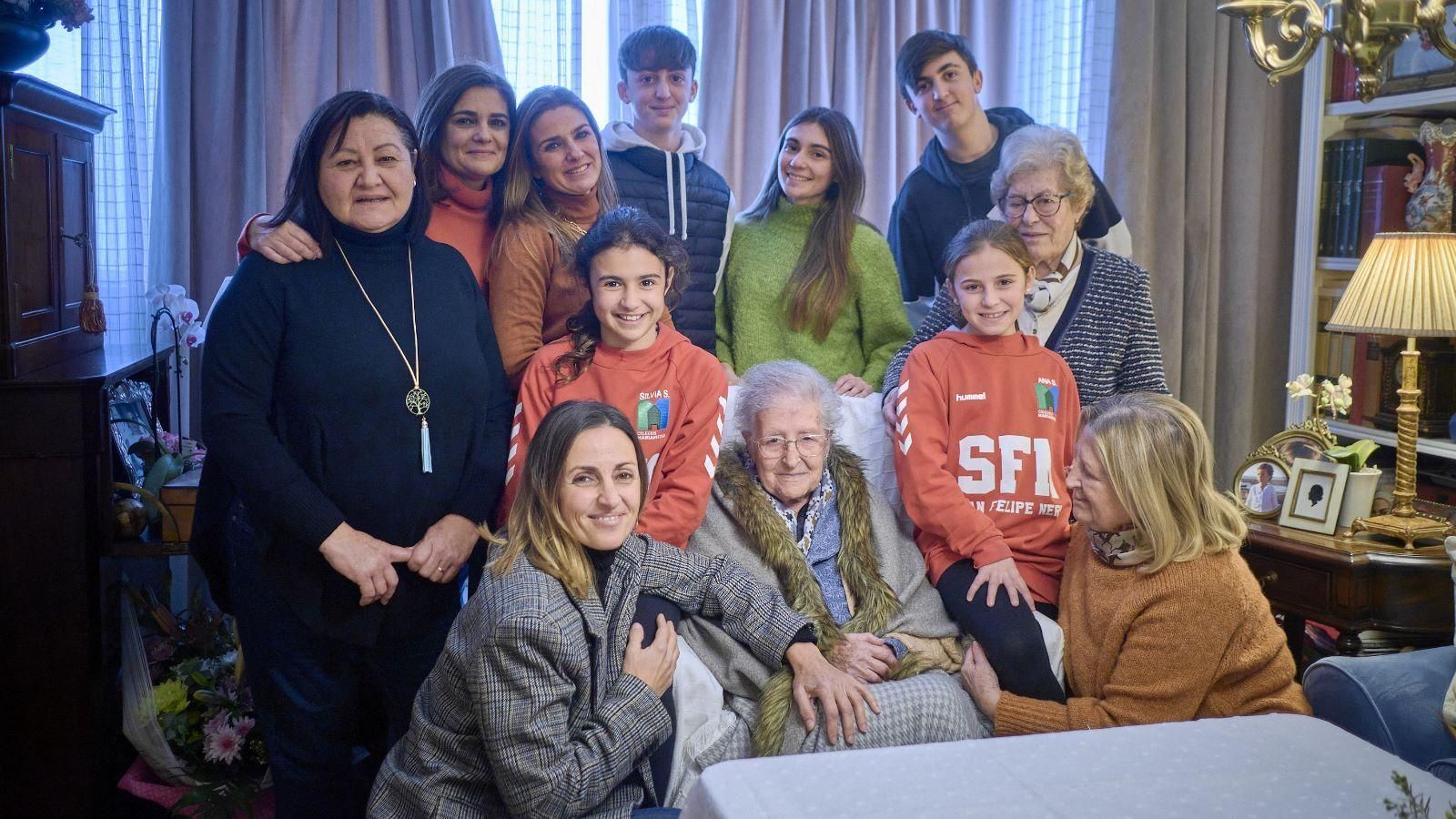 La Yeya Ana, rodeada ayer de parte de su familia.