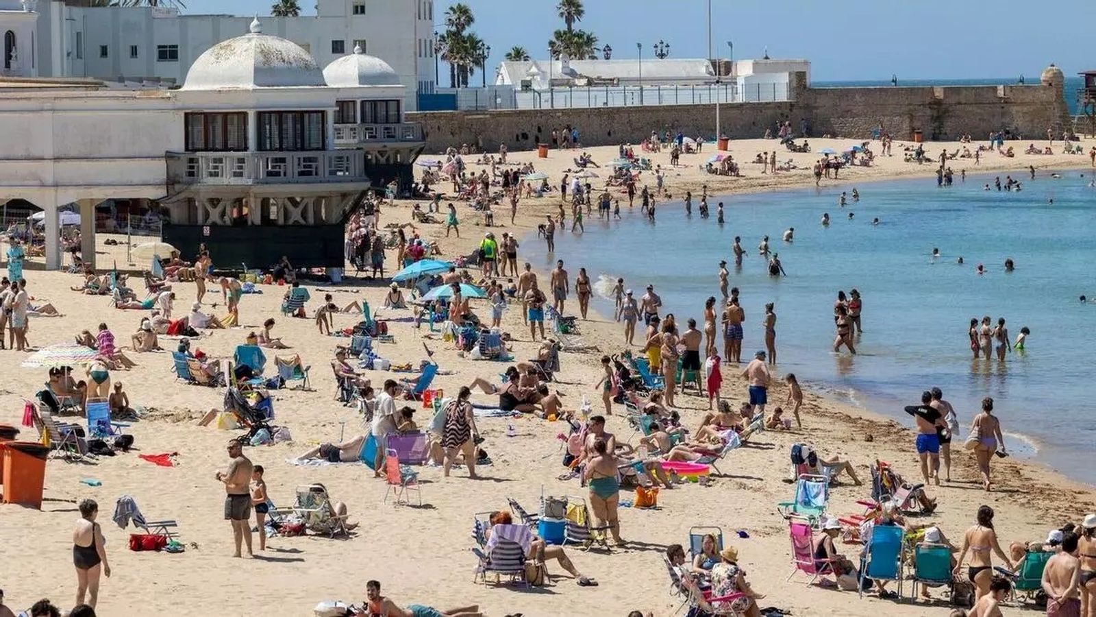 Playa de La Caleta durante el día