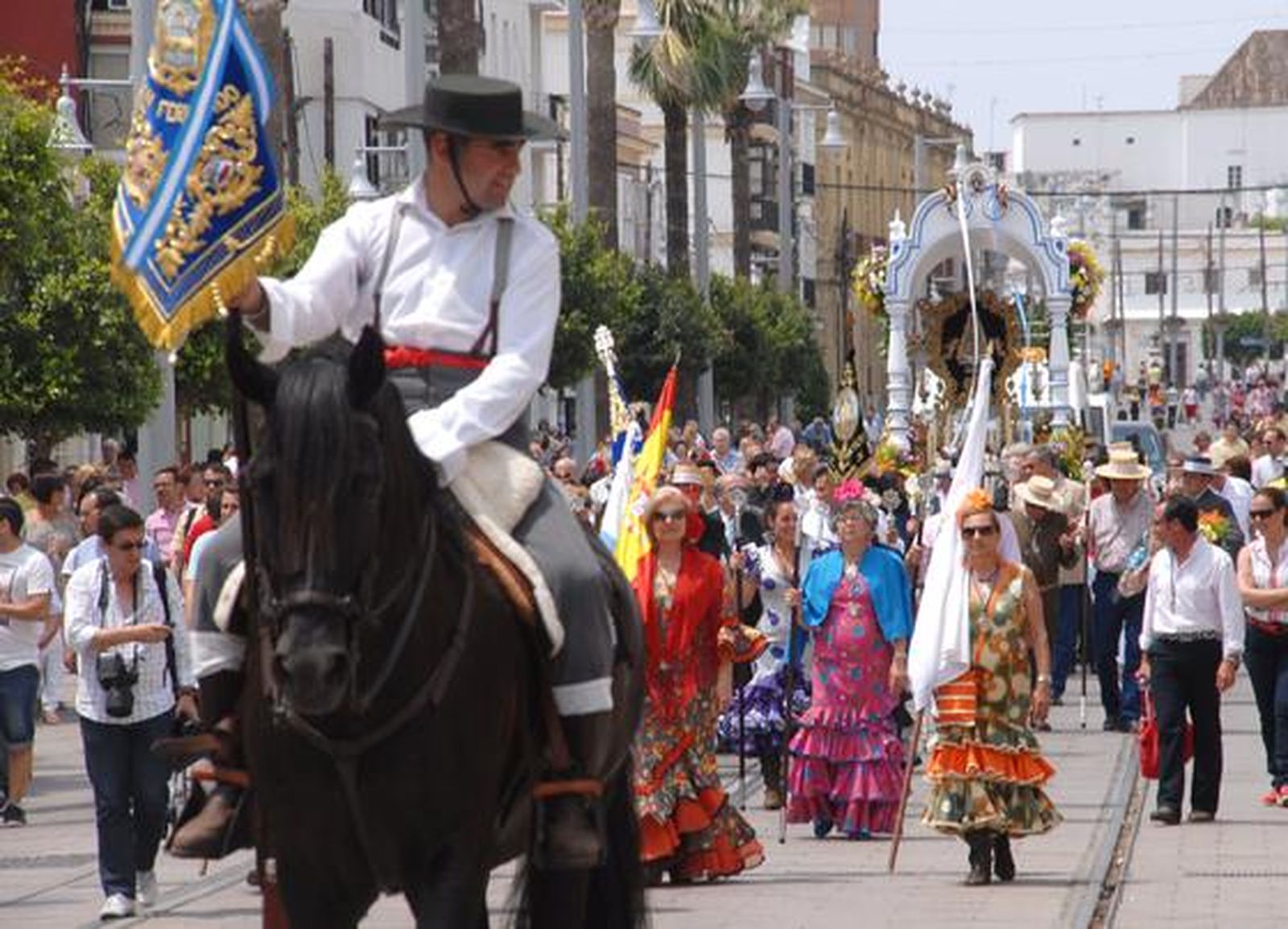 La hermandad de San Fernando comenzó su camino. /Rioja