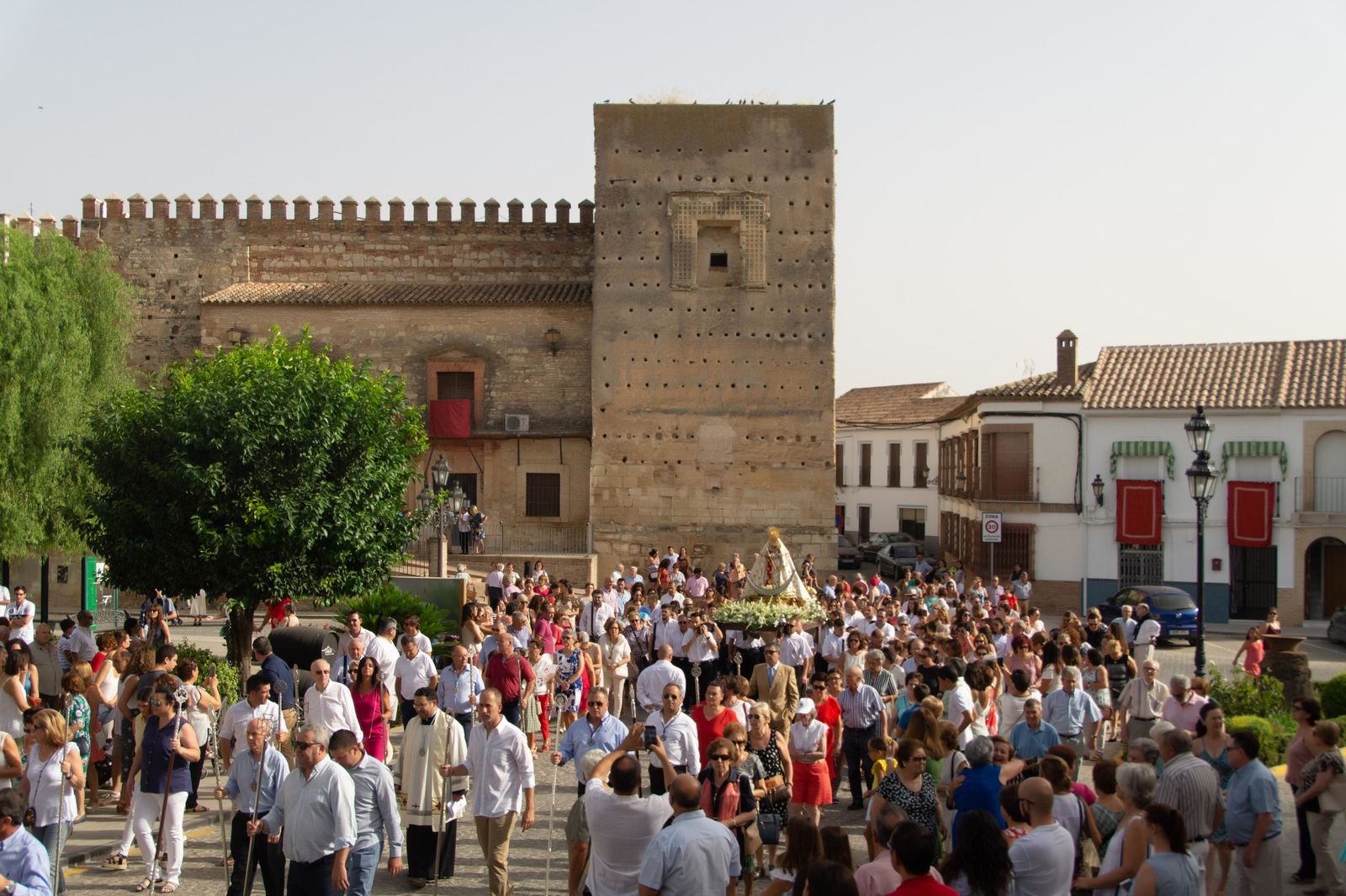 La talla de la Virgen del Valle procesiona por la Plaza Mayor en dirección a la calle Alta.