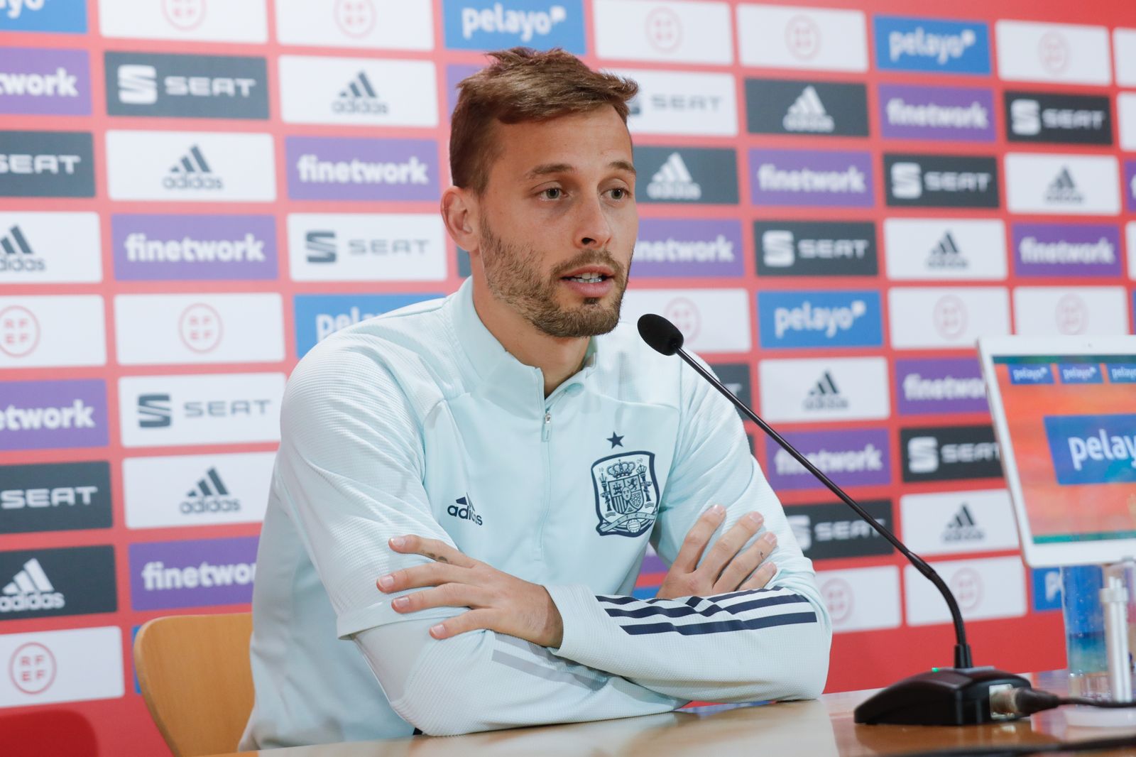 Canales contesta las preguntas durante la rueda de prensa.