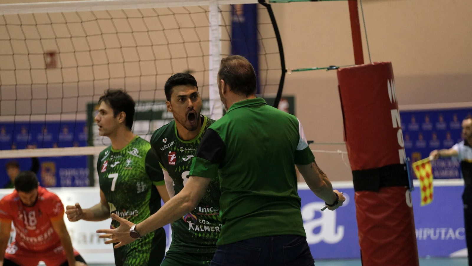 Charly Carreño  y Jorge Fernández celebran uno de los puntos del pasado encuentro contra Teruel.