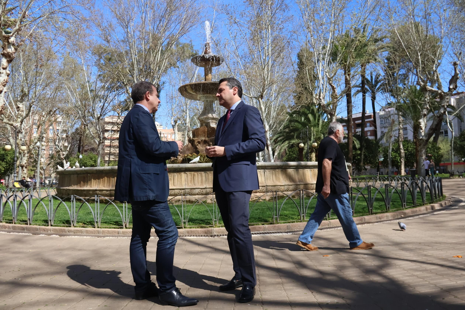 El alcalde conversa con el ya exgerente de Emacsa, Rafael Carlos Serrano El alcalde conversa con el ya exgerente de Emacsa, Rafael Carlos Serrano