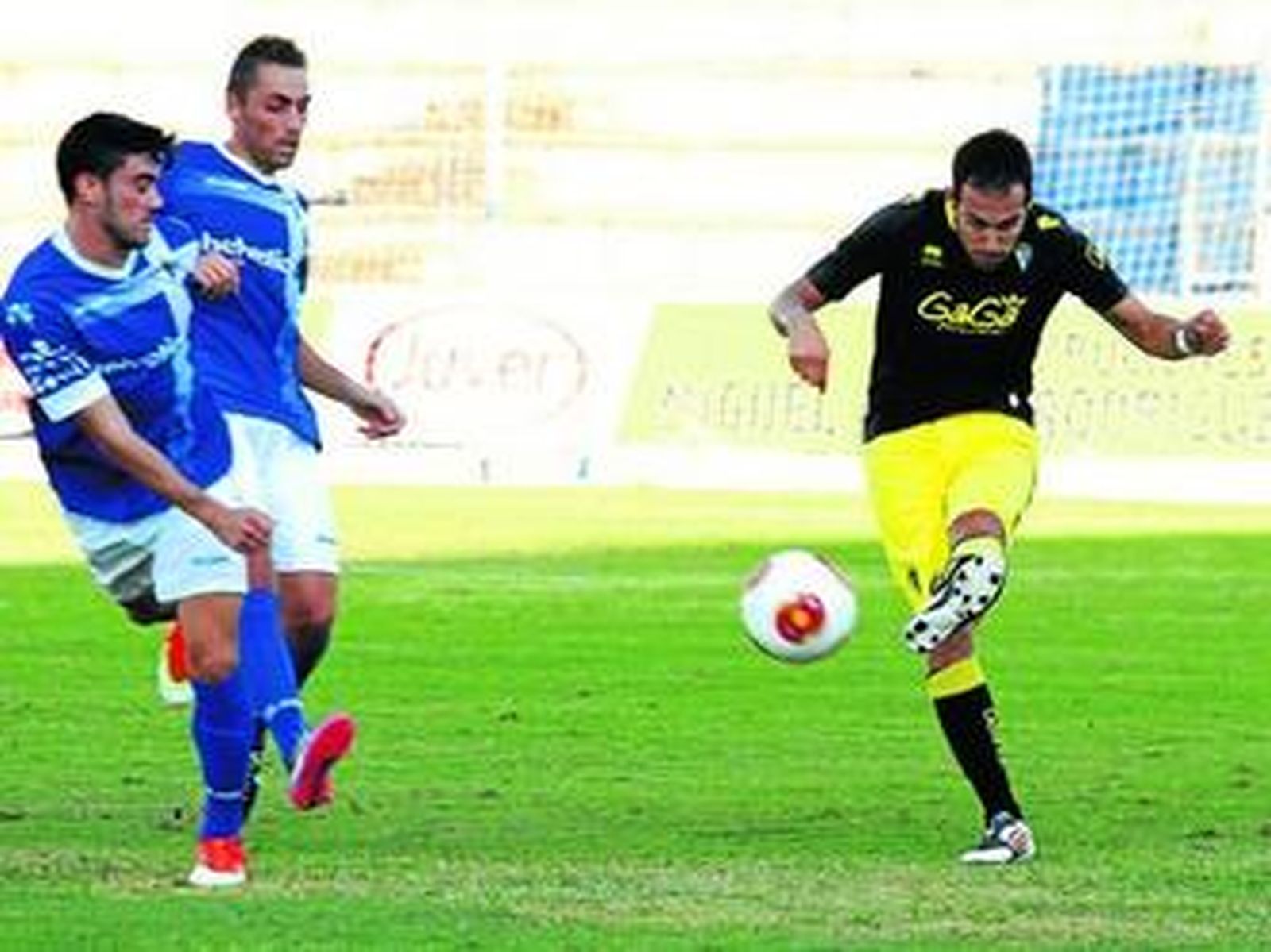 Dos jugadores del Écija, en el encuentro ante el Cádiz, en el que cayeron 1-6.
