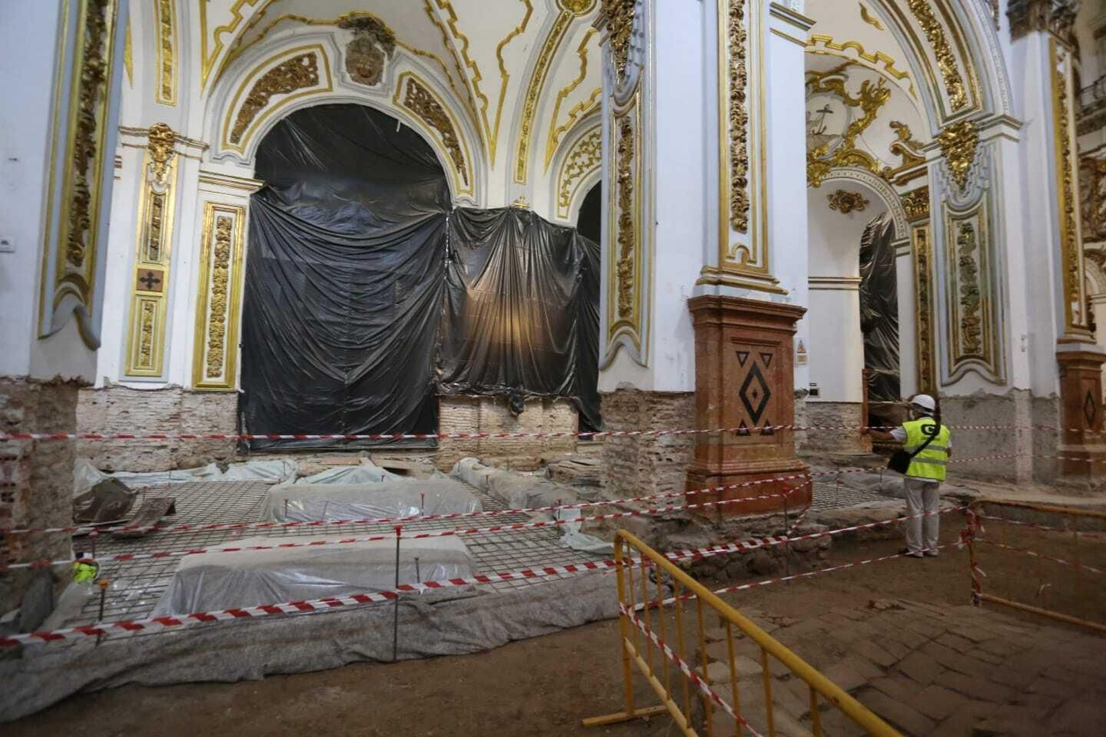 Fotos de la visita guiada a las obras de la parroquia de Los Mártires