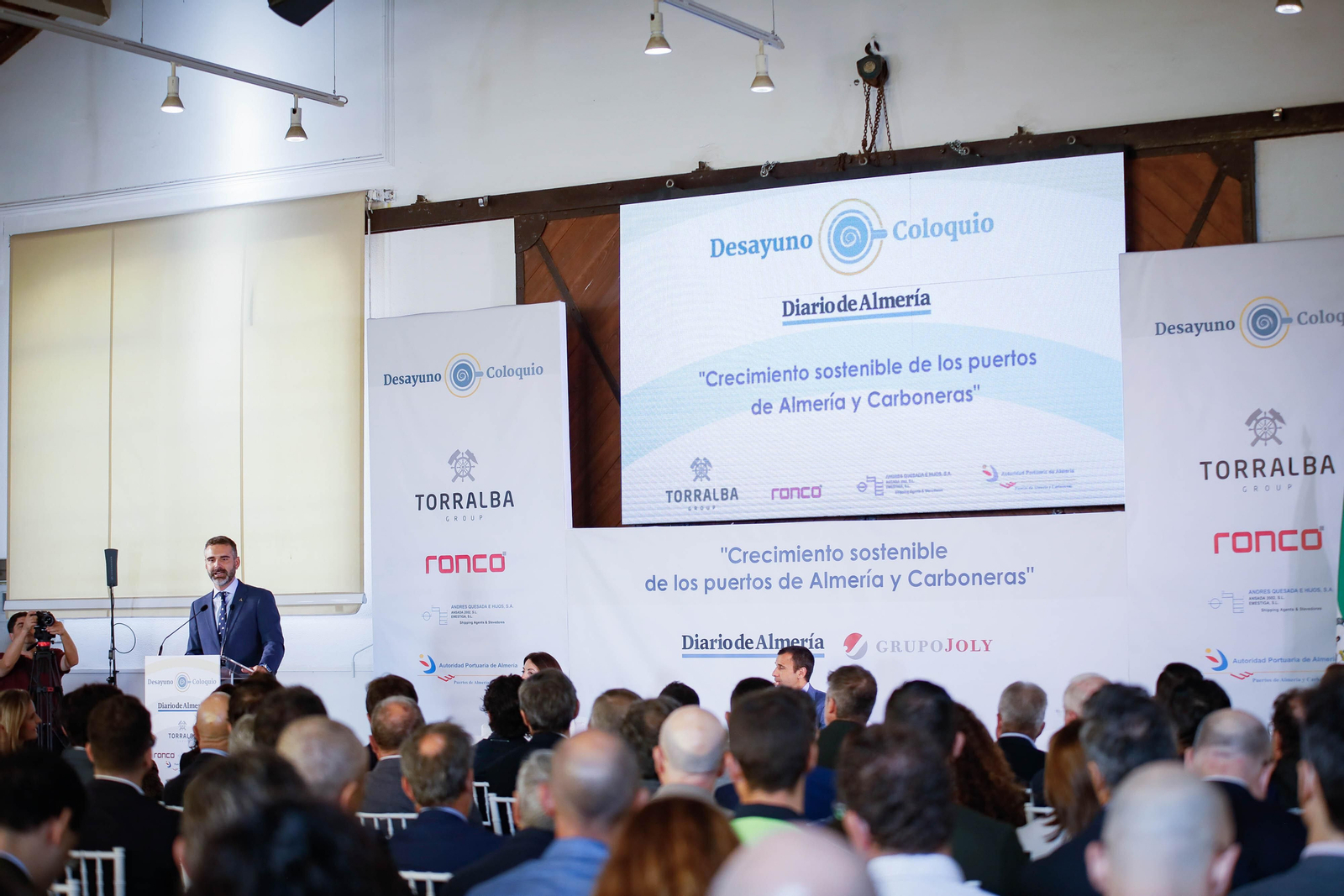 Imágenes del desayuno informativo