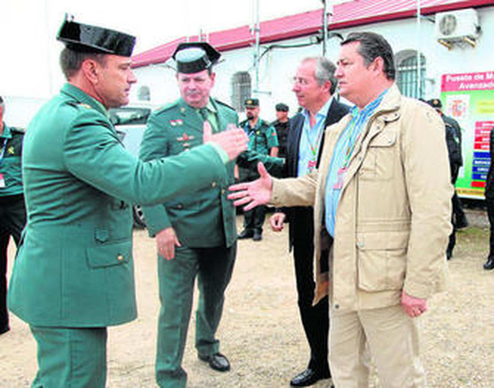 Un momento de la visita de Antonio Sanz ayer al Centro de Coordinación de Operaciones.