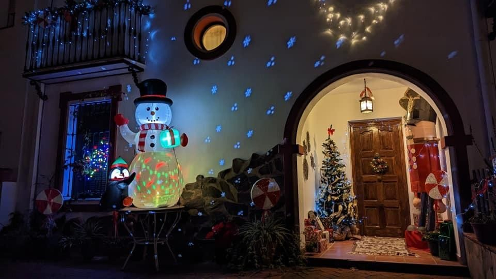 Las bellas fachadas navideñas de Corteconcepción