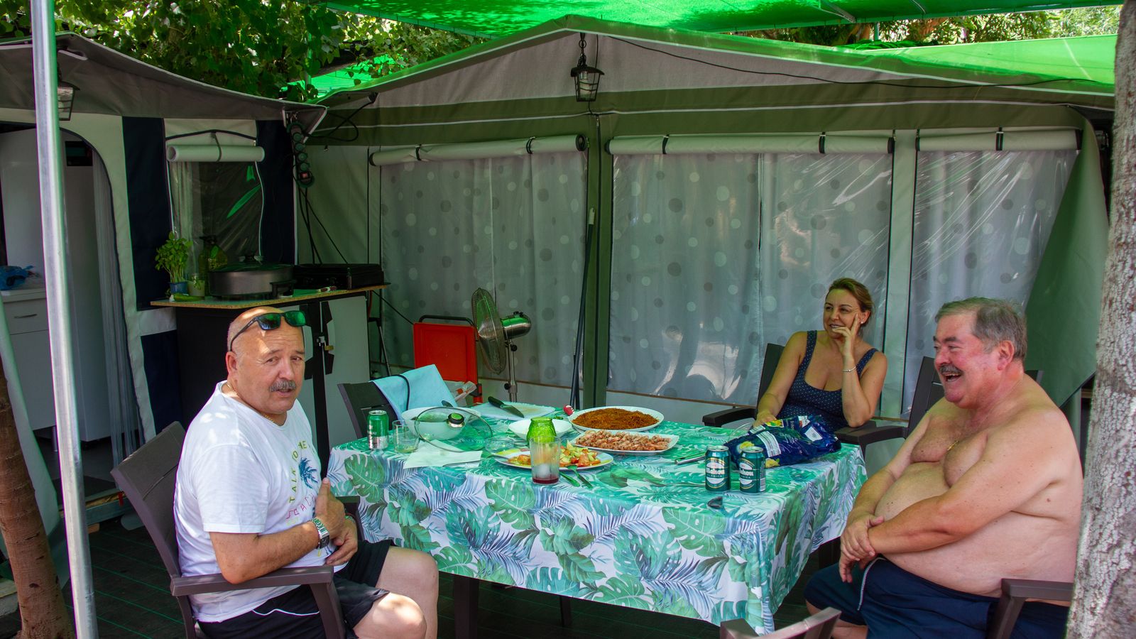 Unos visitantes en el camping de Motril.