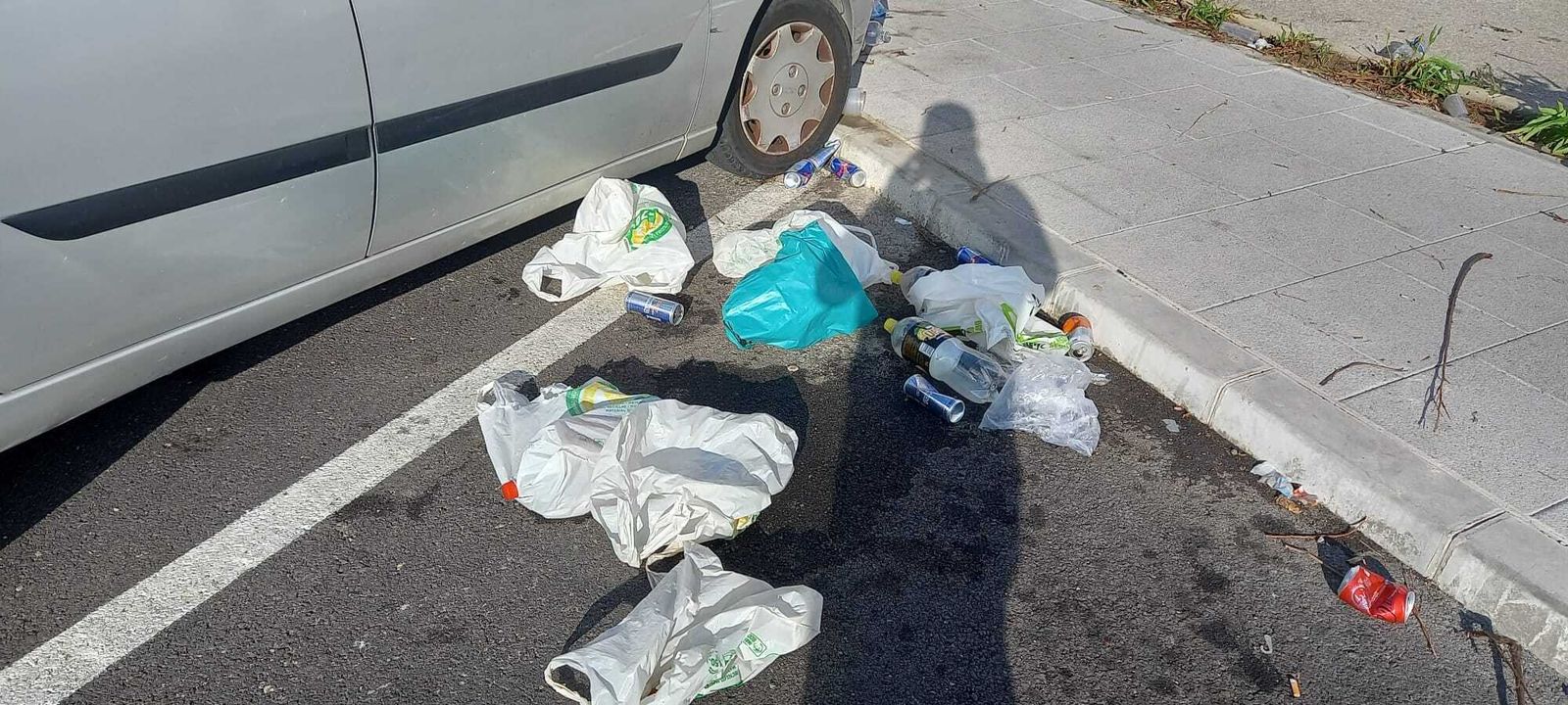 Restos de un botellón, en una de las imágenes divulgadas por la comunidad de propietarios de Fadricas en su denuncia.