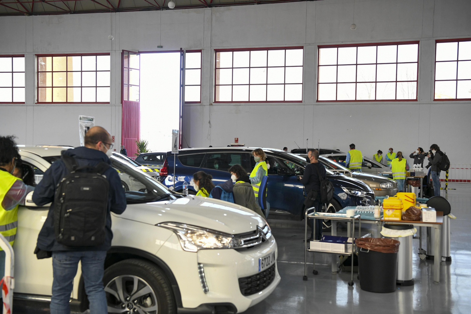 Fotos: así ha sido el inicio de la vacunación masiva del personal educativo de Granada