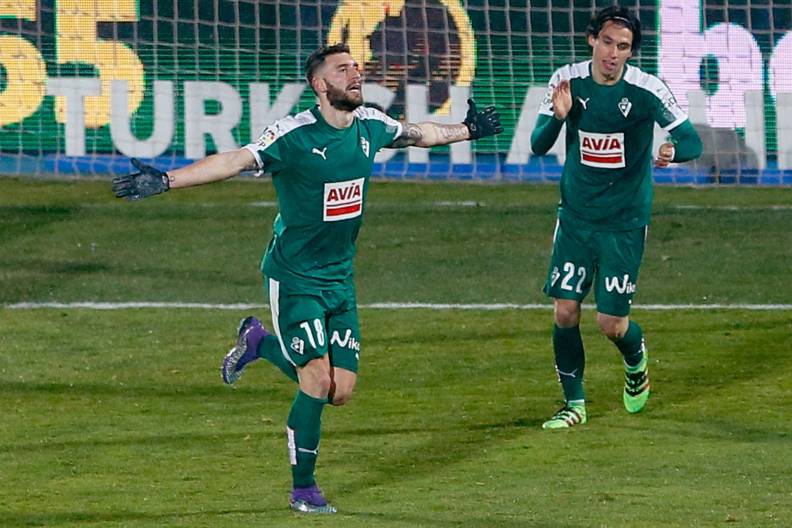 Borja Bastón celebra un gol con la camiseta del Eibar.